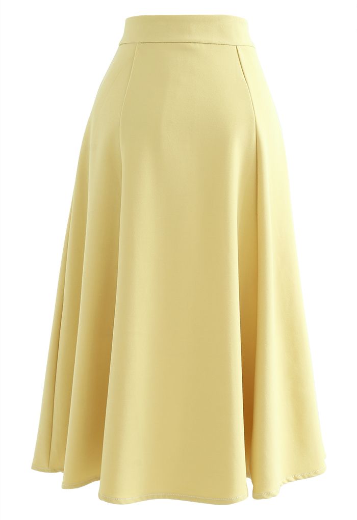 Falda midi con dobladillo acampanado y detalle de costuras en amarillo