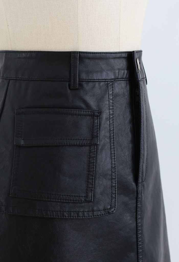 Falda con textura de piel sintética con bolsillo en negro