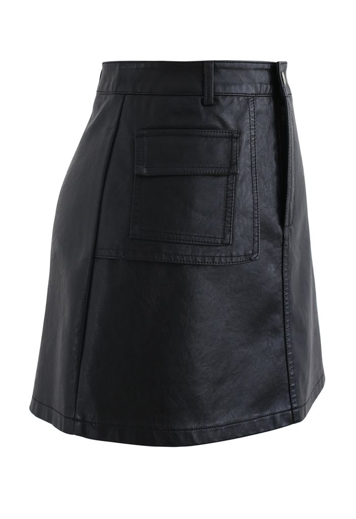 Falda con textura de piel sintética con bolsillo en negro