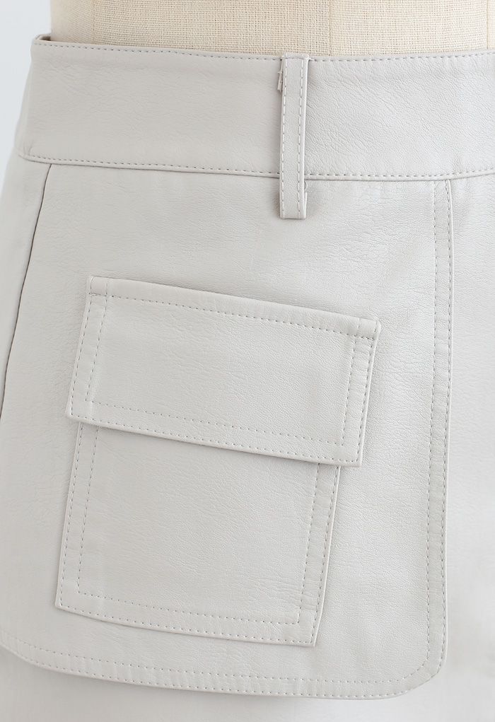 Falda con textura de piel sintética con bolsillo en marfil