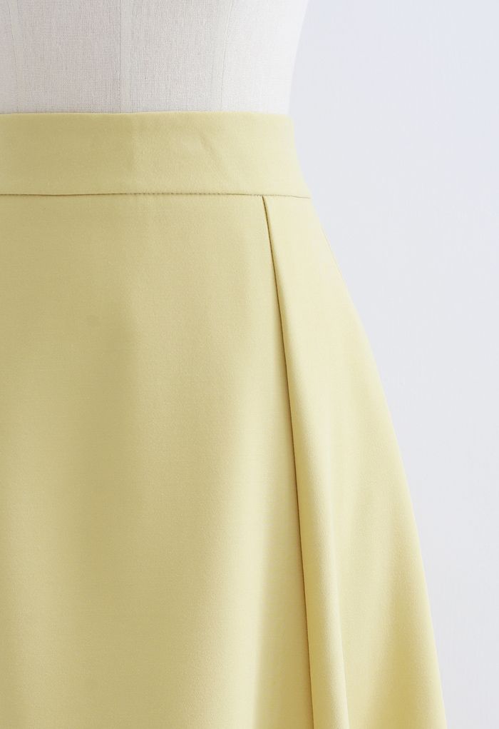 Falda midi con dobladillo acampanado y detalle de costuras en amarillo