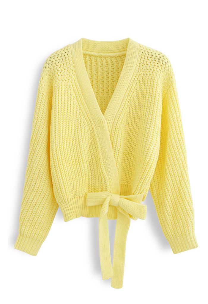 Suéter cruzado de punto grueso con lazo en amarillo