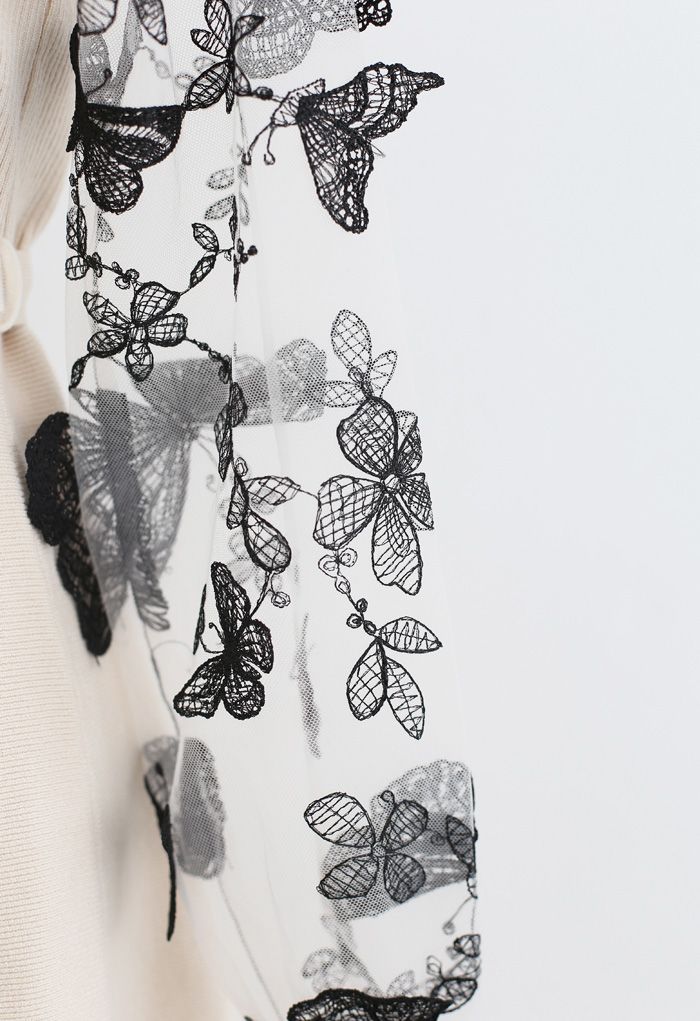Vestido cruzado de punto con mangas de malla de mariposa 3D en color crema