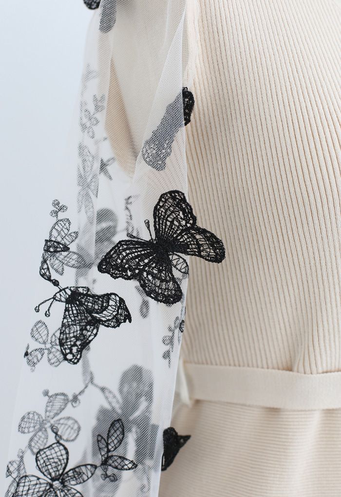 Vestido cruzado de punto con mangas de malla de mariposa 3D en color crema