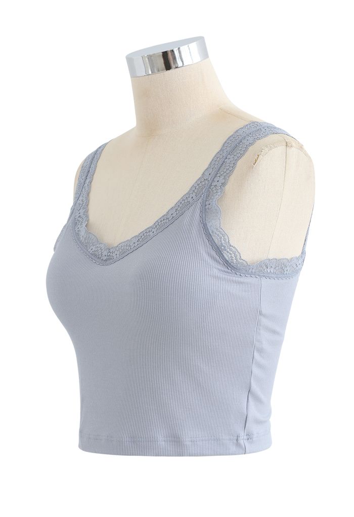 Camiseta sin mangas con tiras de encaje en azul polvoriento