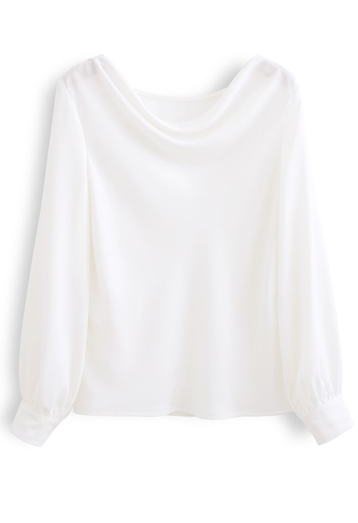 Camisa versátil de satén con cuello drapeado en blanco