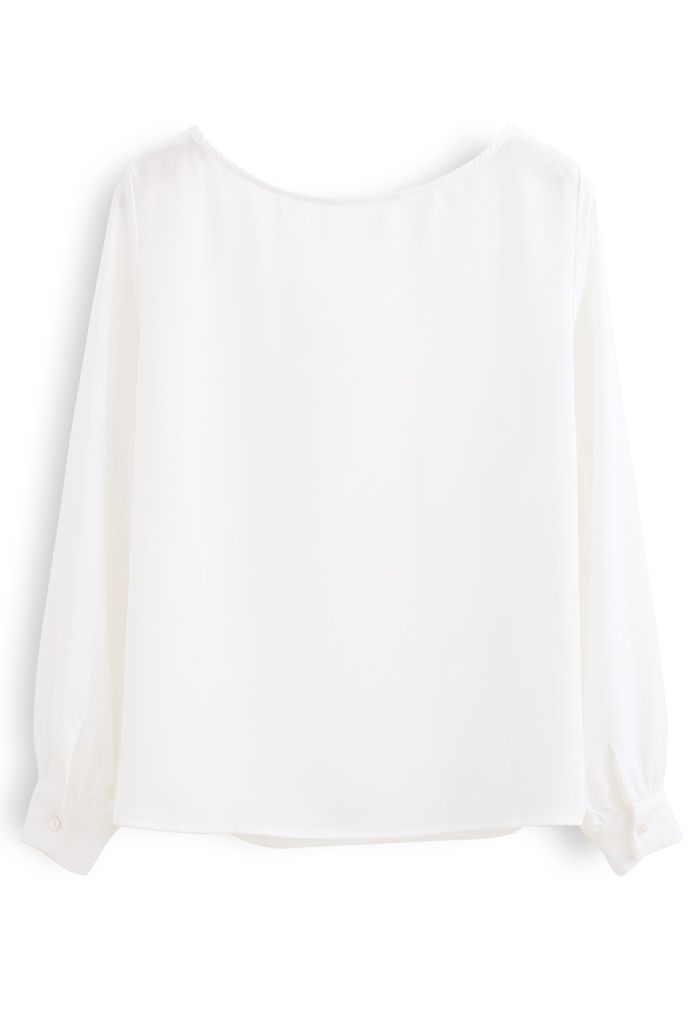 Camisa versátil de satén con cuello drapeado en blanco