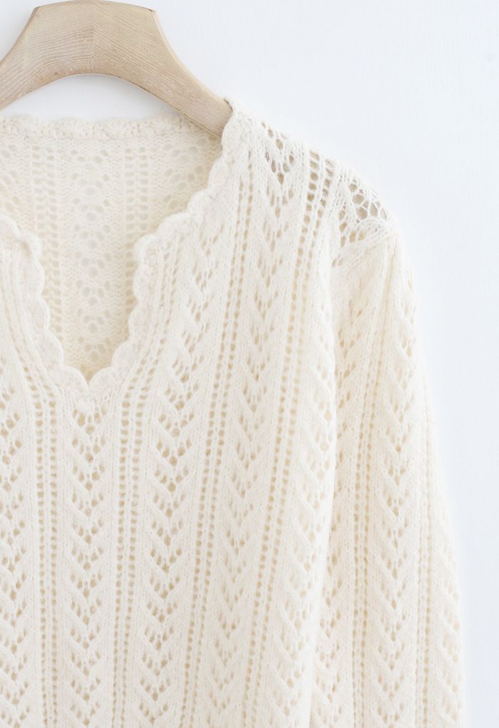 Suéter de punto suave al tacto con cuello en V ahuecado en color crema