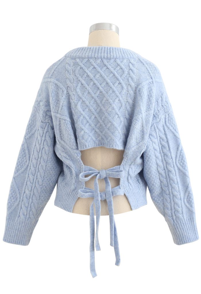 Suéter corto con cuello en V y tejido trenzado con lazo en la espalda en azul
