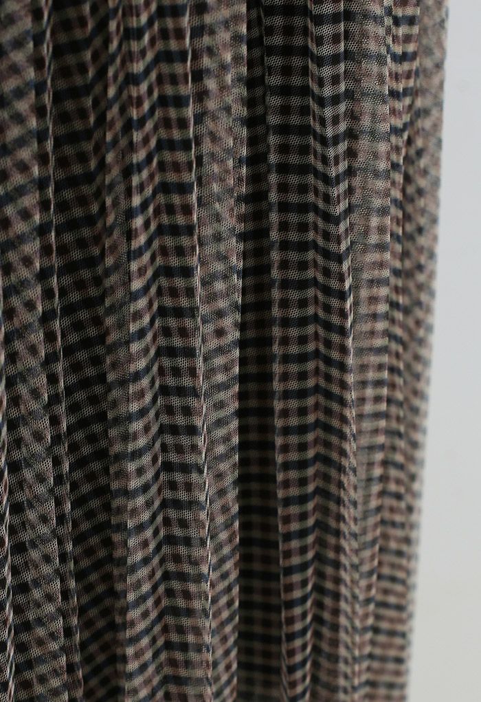 Falda midi de malla plisada de doble capa de cuadros vichy en caqui
