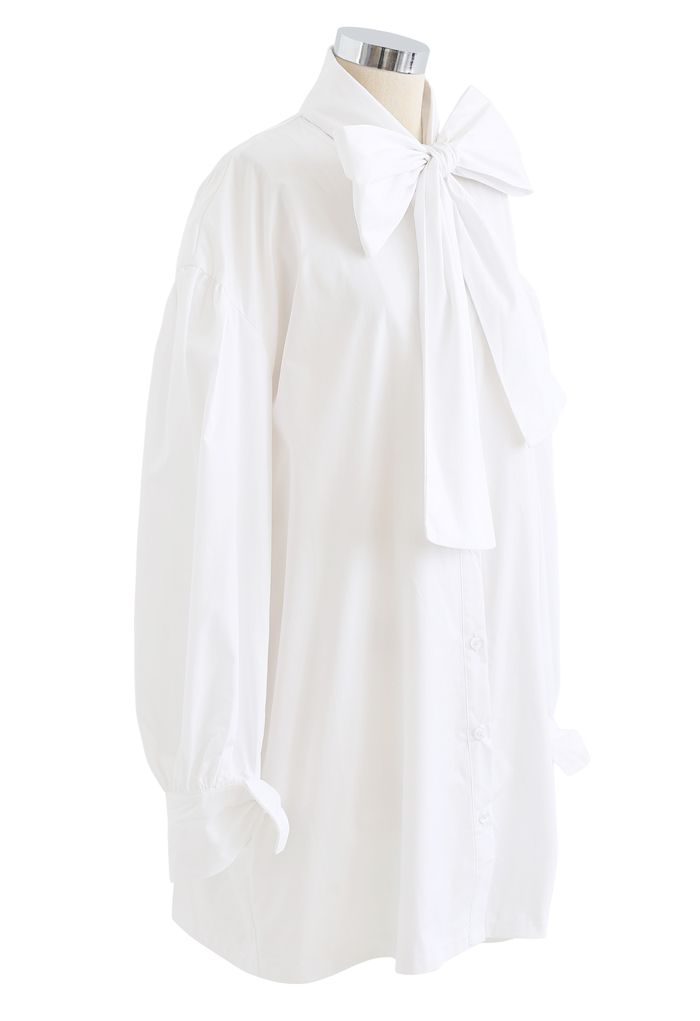 Vestido camisero tipo túnica con botones y lazo en blanco