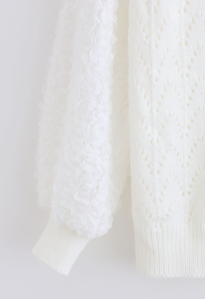 Suéter de punto con ojales y mangas de encaje con flores en 3D en blanco