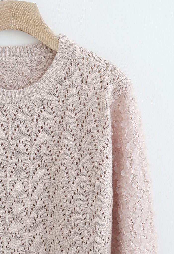 Suéter de punto con ojales y mangas de encaje con flores en 3D en rosa polvoriento