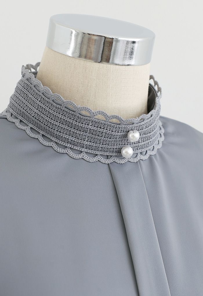 Top con cuello simulado de crochet y perlas satinadas en gris