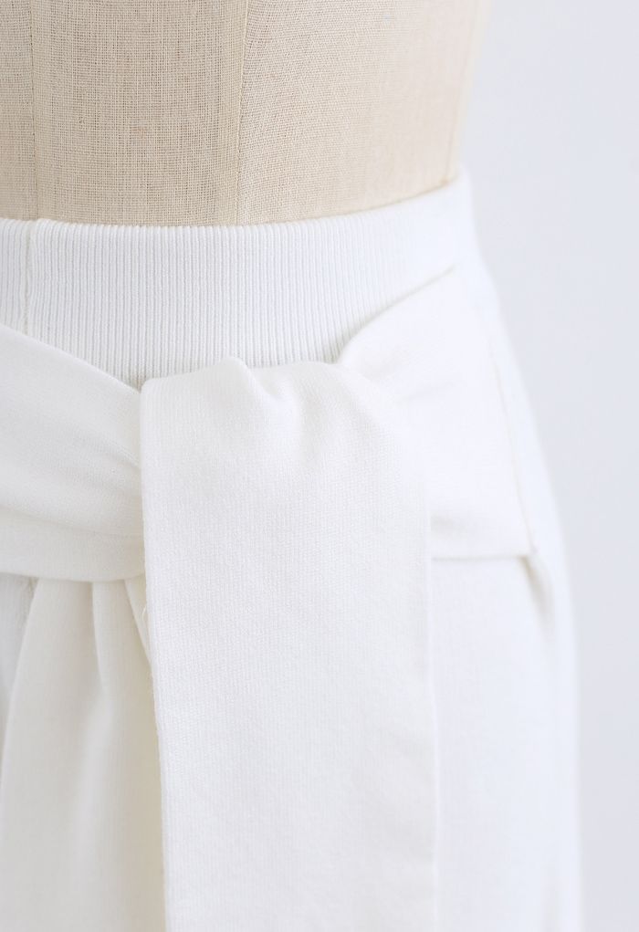 Pantalones anchos de punto con cintura anudada en blanco