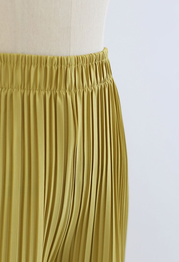 Pantalones cortos y pantalones de dos piezas con pliegues completos en mostaza