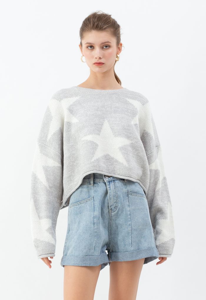 Suéter corto con dobladillo enrollado y estampado de estrellas