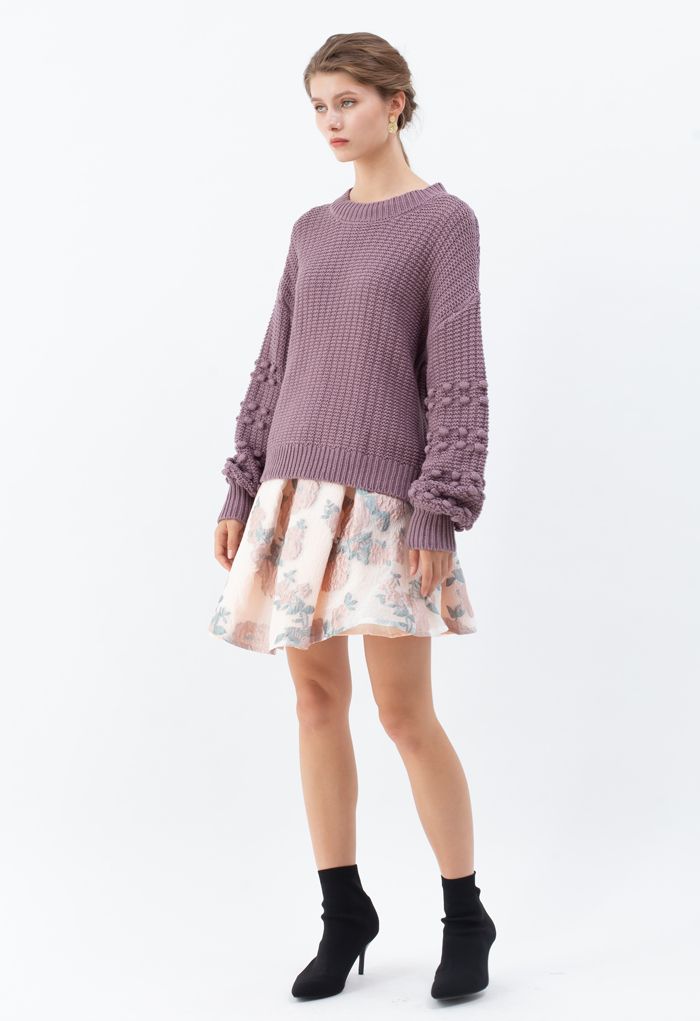 Suéter con mangas de burbujas y detalle de pompones en morado