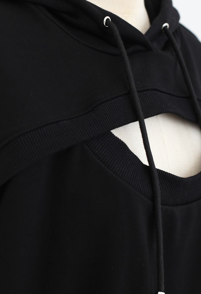 Sudadera corta con capucha y corte empalmado en negro