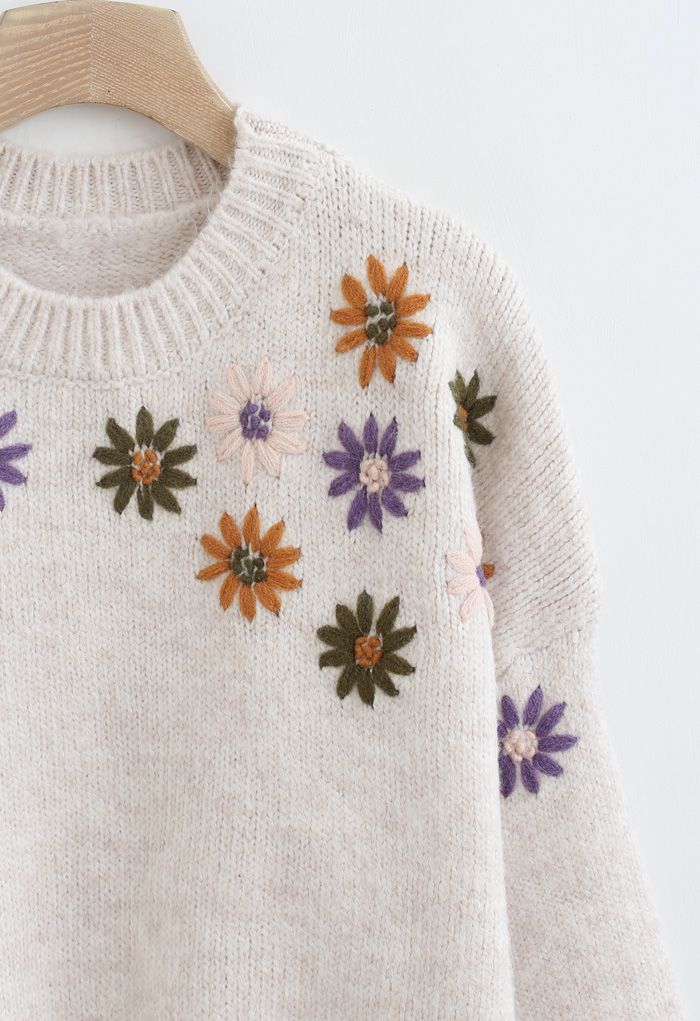 Suéter de punto bordado floral con cuello redondo en marfil