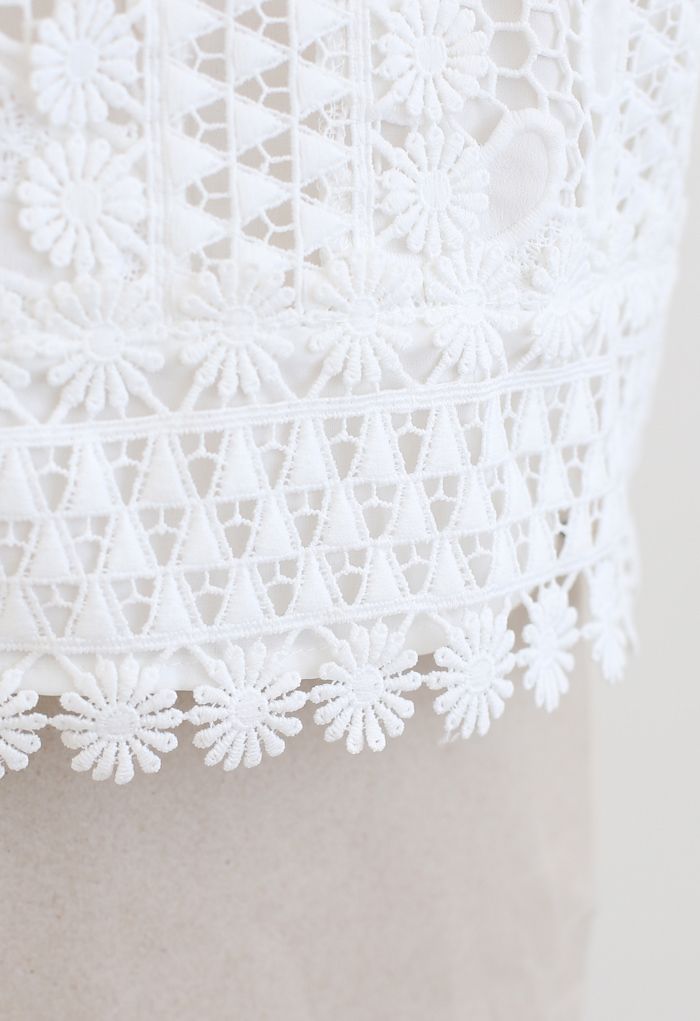 Top corto de crochet con paneles de girasol en blanco