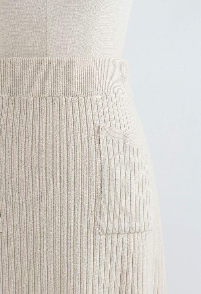 Falda de punto con dos bolsillos de parche en color crema