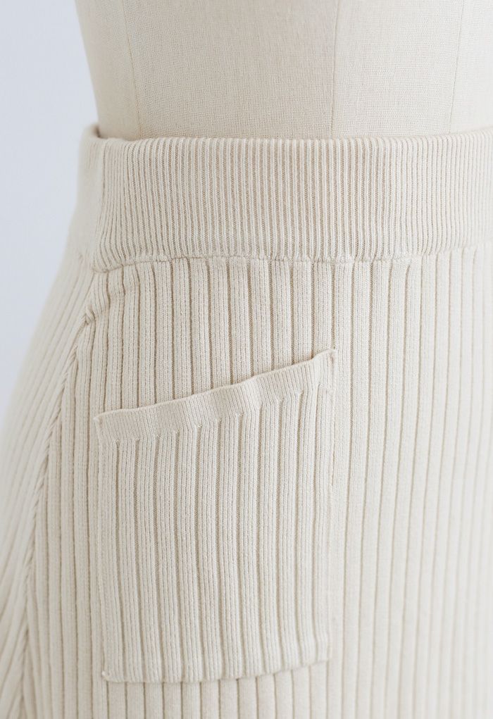 Falda de punto con dos bolsillos de parche en color crema