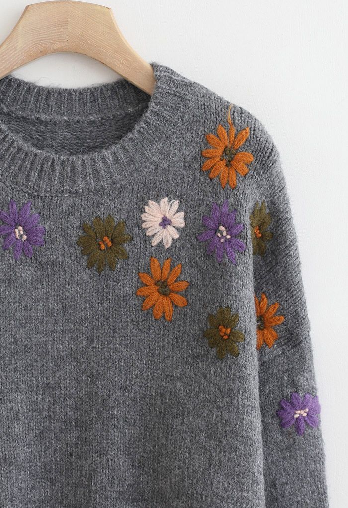 Suéter de punto con bordado floral y cuello redondo en gris
