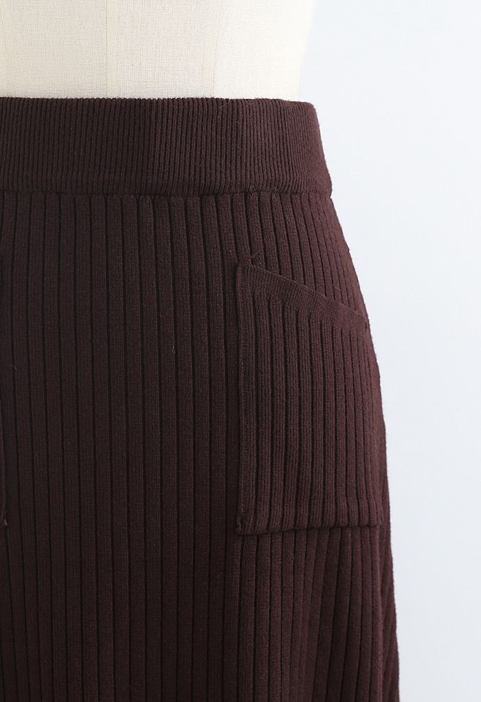 Falda de punto con dos bolsillos de parche en marrón