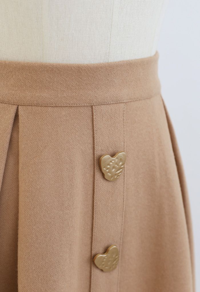 Falda a media pierna adornada con botones en forma de corazón en color camel