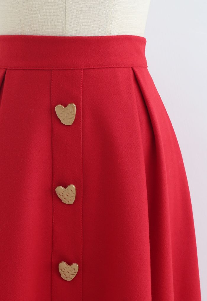 Falda a media pierna adornada con botones en forma de corazón en rojo