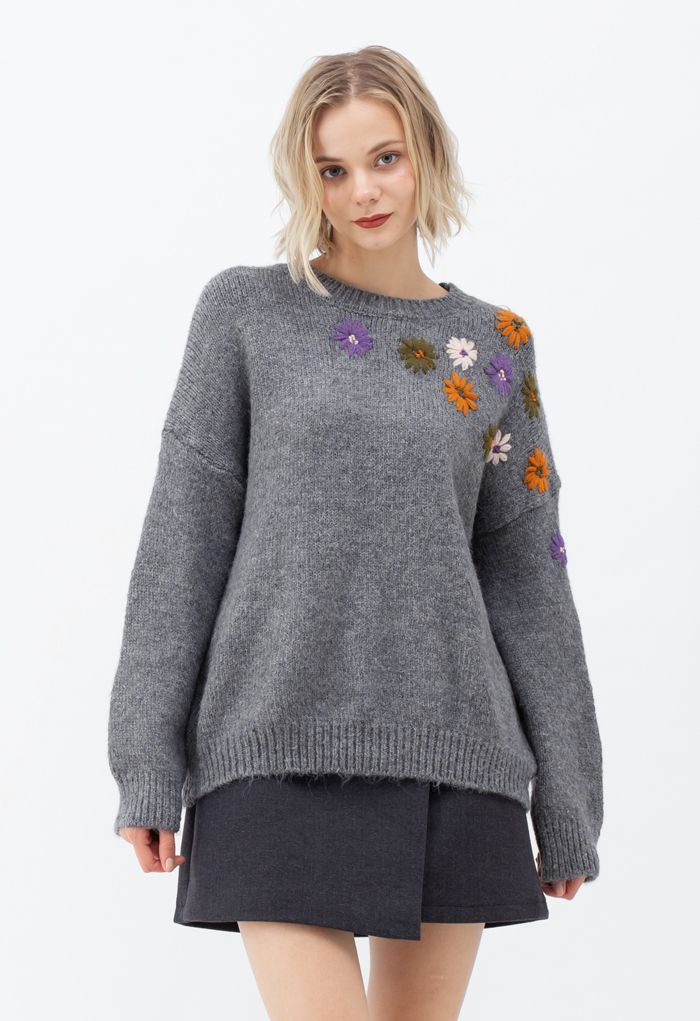 Suéter de punto con bordado floral y cuello redondo en gris