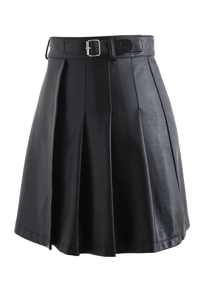 Minifalda plisada de cuero sintético con detalle de cinturón en negro