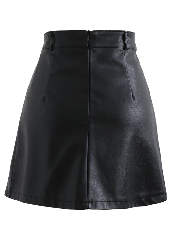Minifalda plisada de cuero sintético con detalle de cinturón en negro