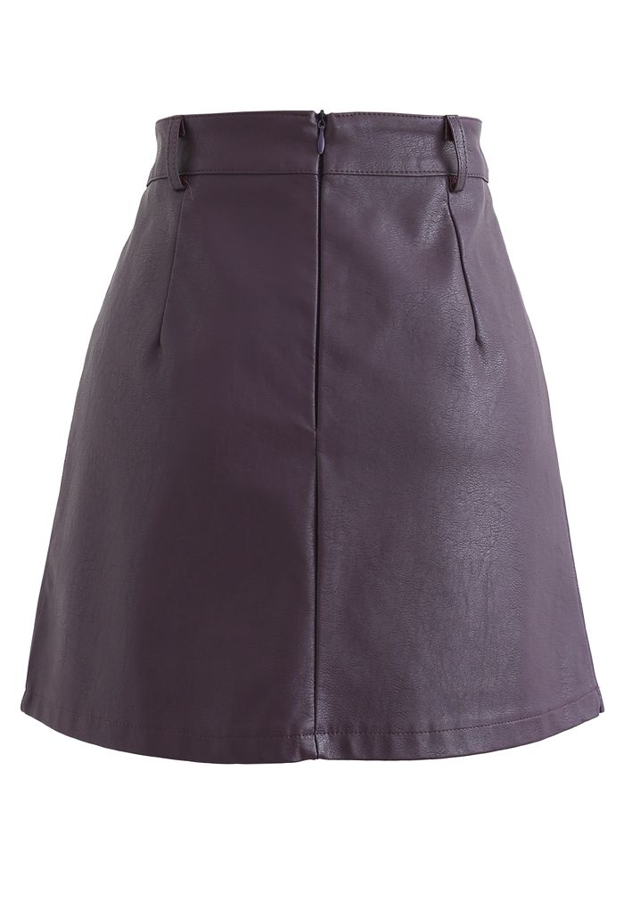 Minifalda plisada de cuero sintético con detalle de cinturón en morado