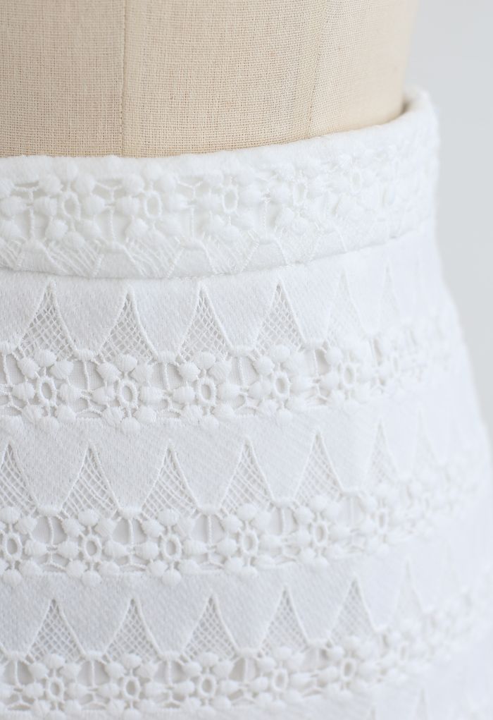 Falda de tubo de croché completo con dobladillo enrollado en blanco