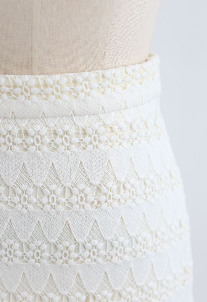 Falda de tubo de croché completo con dobladillo enrollado en color crema