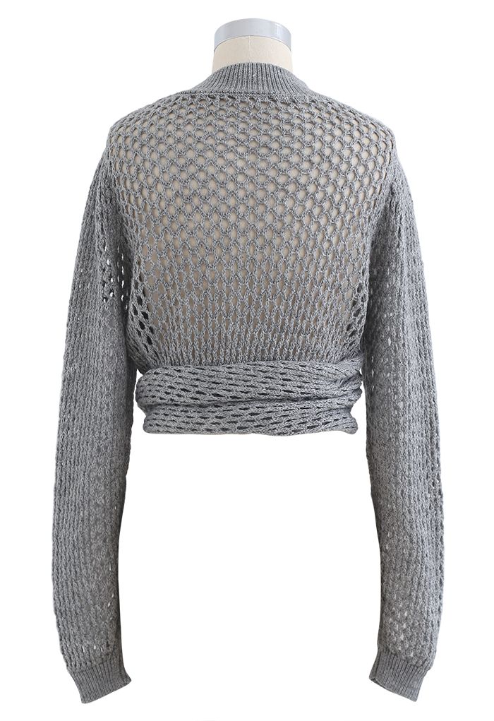 Suéter corto con lazo cruzado y calado en gris