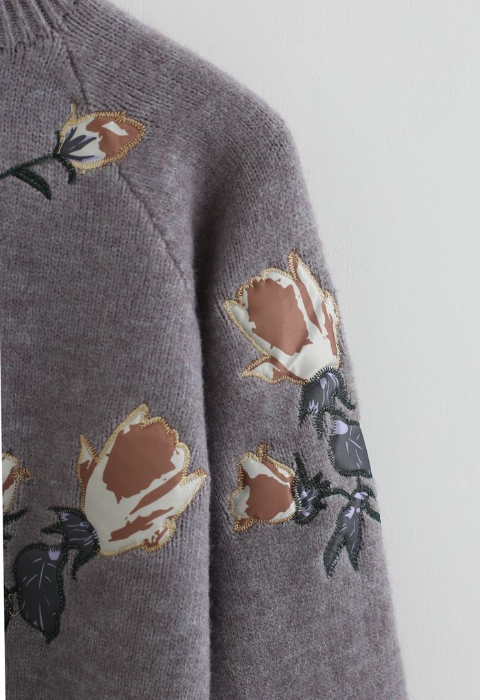 Suéter de punto bordado con estampado floral digital en gris