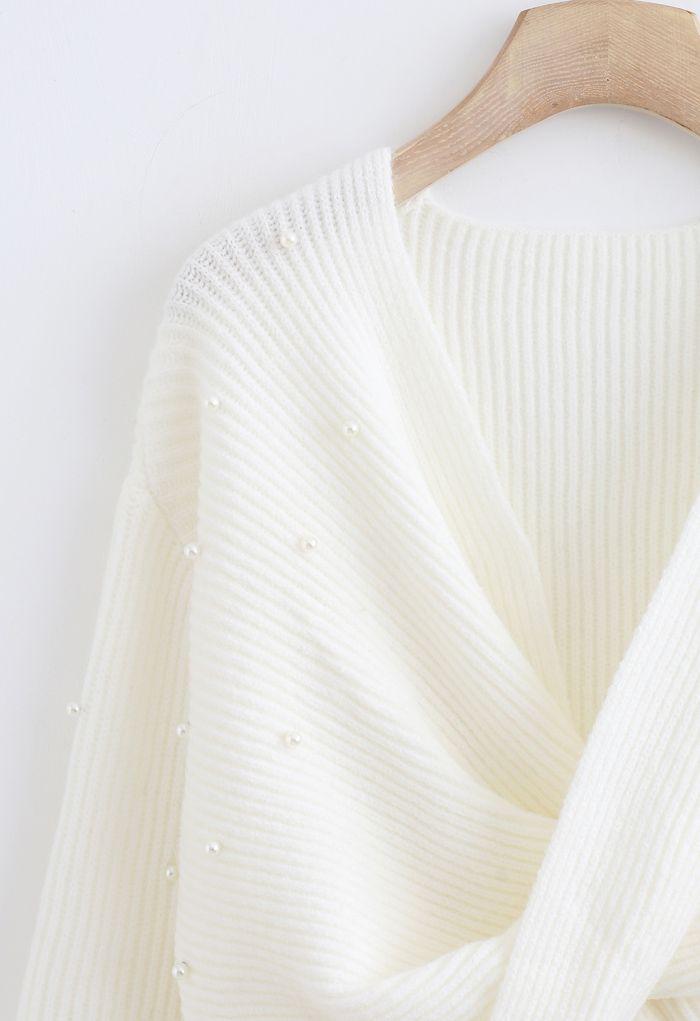 Suéter de punto acanalado con perla al frente torcido en blanco