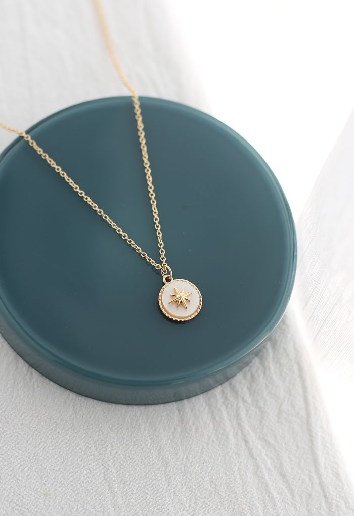 Collar de cadena con moneda de estrella