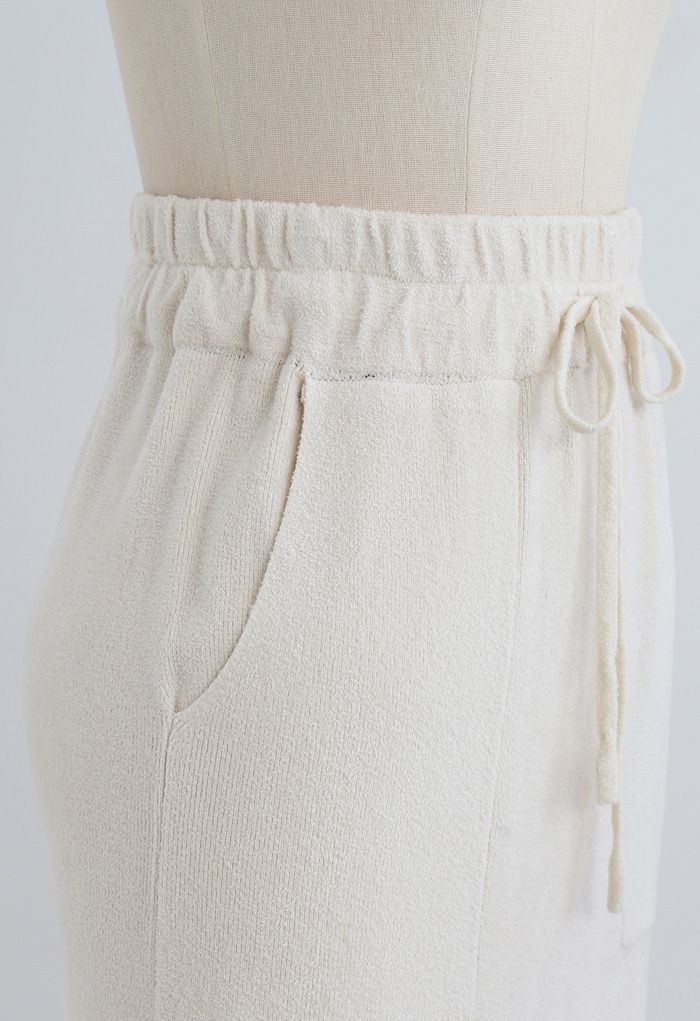 Falda de punto lápiz con bolsillos en la cintura con cordón en color crema