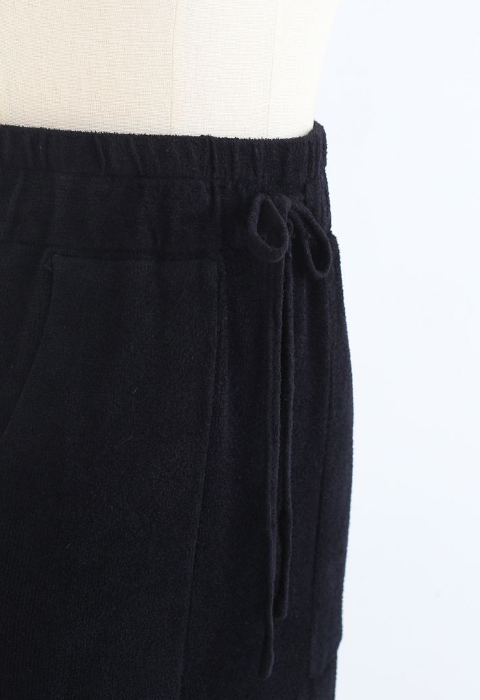 Falda de punto lápiz con bolsillos en la cintura con cordón en negro