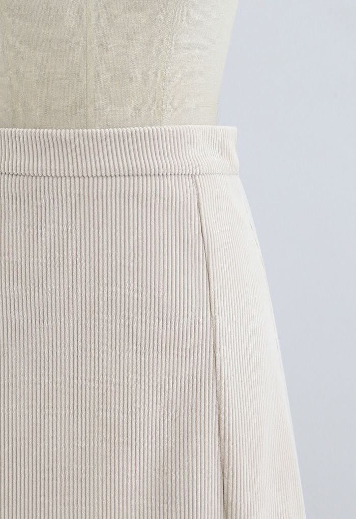 Falda midi de pana con abertura frontal en color crema