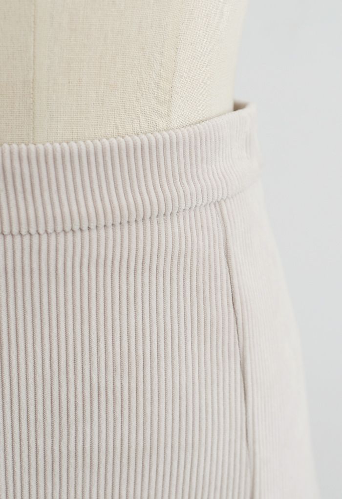Falda midi de pana con abertura frontal en color crema