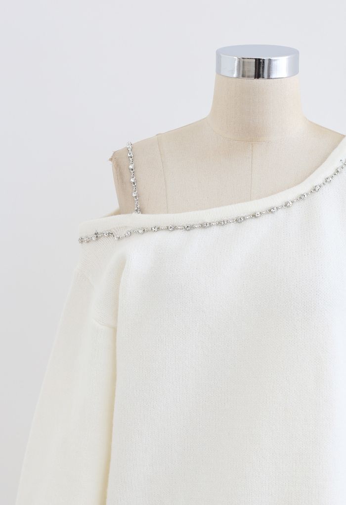 Suéter de punto con correa de diamantes de un hombro en blanco