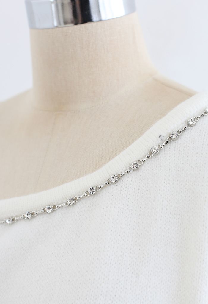 Suéter de punto con correa de diamantes de un hombro en blanco