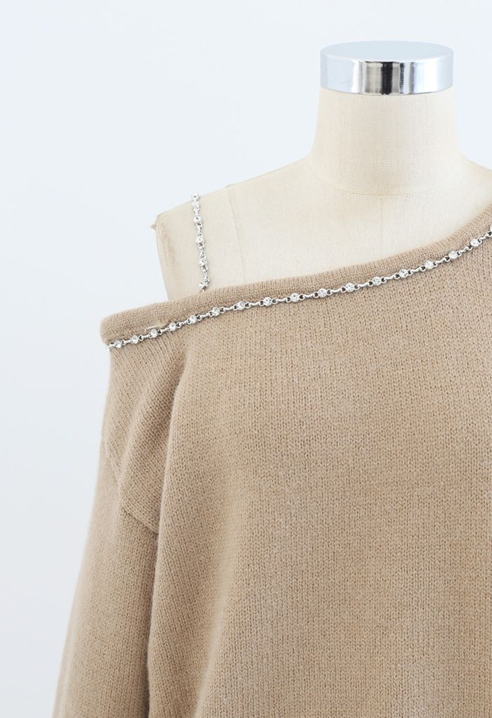 Suéter de punto con correa de diamantes de un hombro en camello