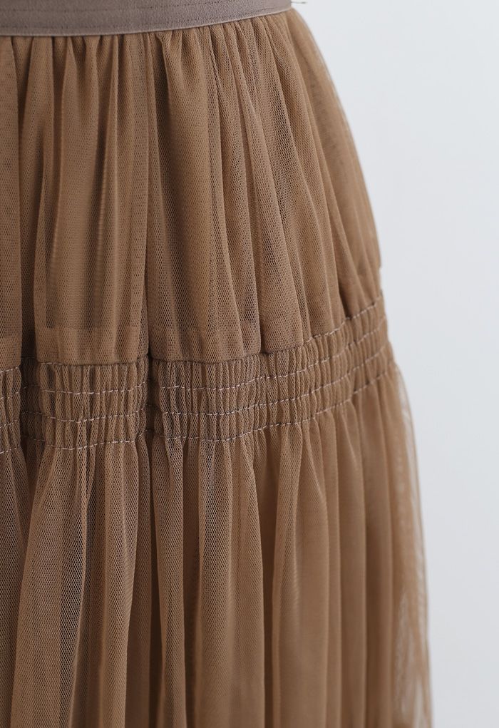 Falda fruncida de malla elástica de doble capa en caramelo