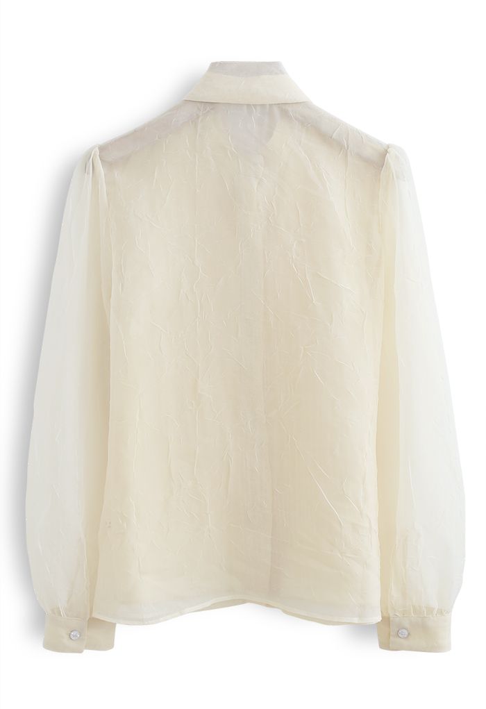 Camisa transparente con botones y lazo en color crema
